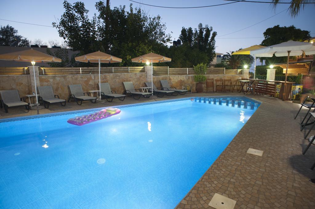 Nikolas Suites كاتو ذاراتسو المظهر الخارجي الصورة
