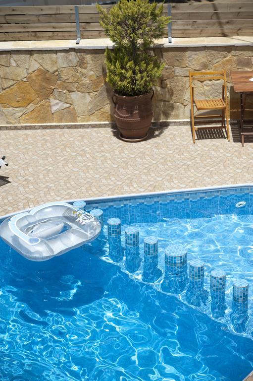 Nikolas Suites كاتو ذاراتسو المظهر الخارجي الصورة